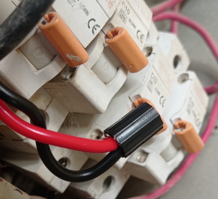 Can Wire Nuts Be Used In A Breaker Panel? | howtoimprovehome.com